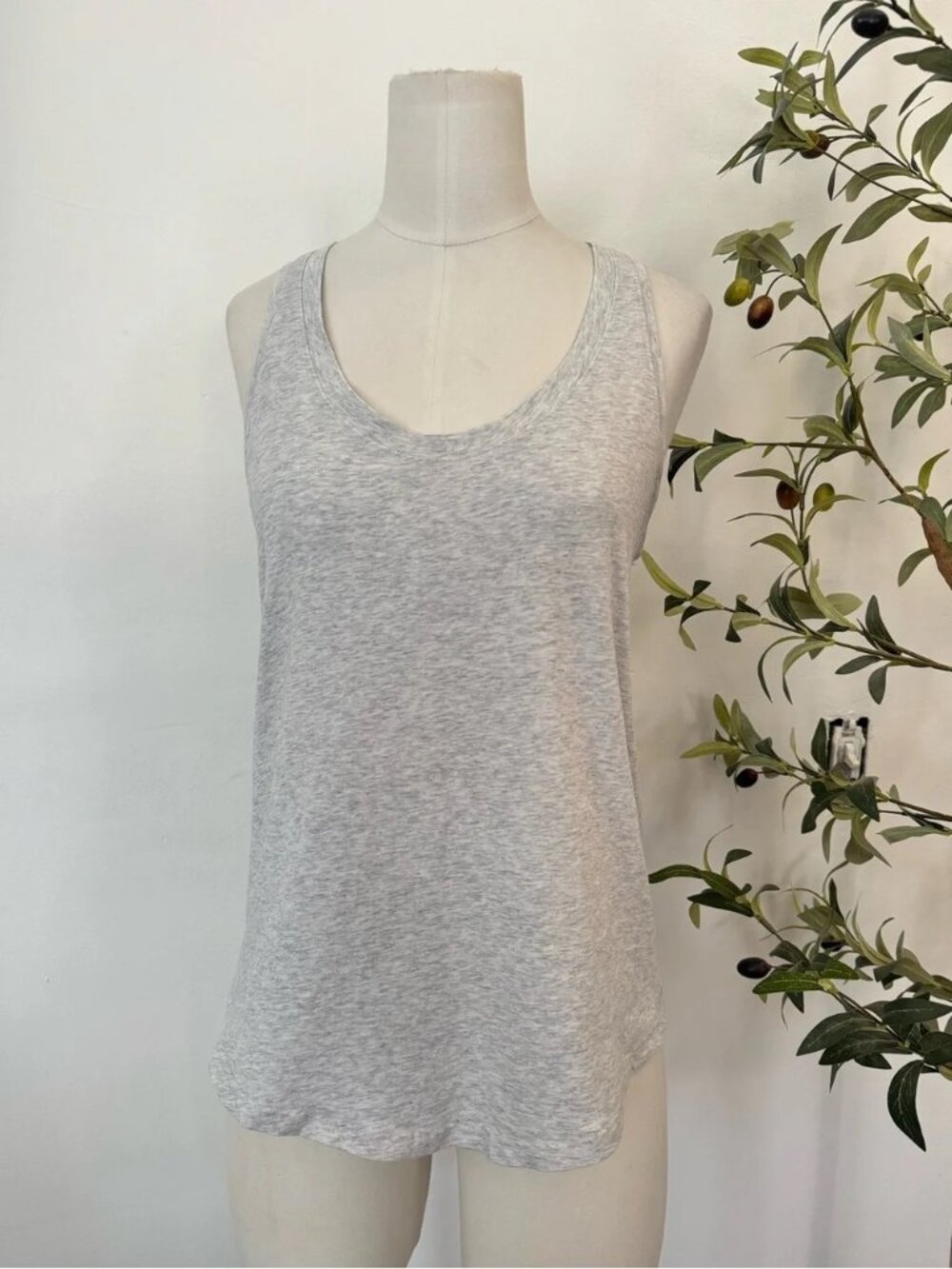 Lululemon Light Gray Racerback Tank Top Size 6 Athletic Yoga Workout Activewear